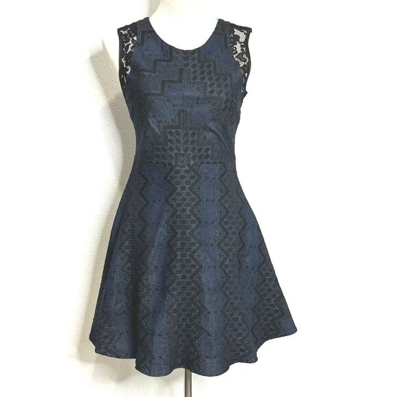 Mun Mun Women's Embroidered Fit & Flare Sleeveless Denim Dress Size M Blue EUC - Picture 1 of 10